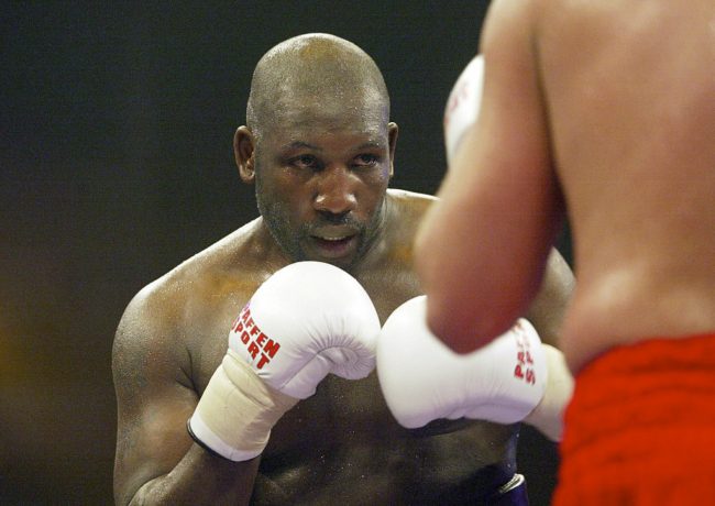 لكمة واحدة طرحته أرضاً فاقداً الوعي! بطل ملاكمة بريطاني يضرب شاباً وصفه بـ”السمين” (فيديو)