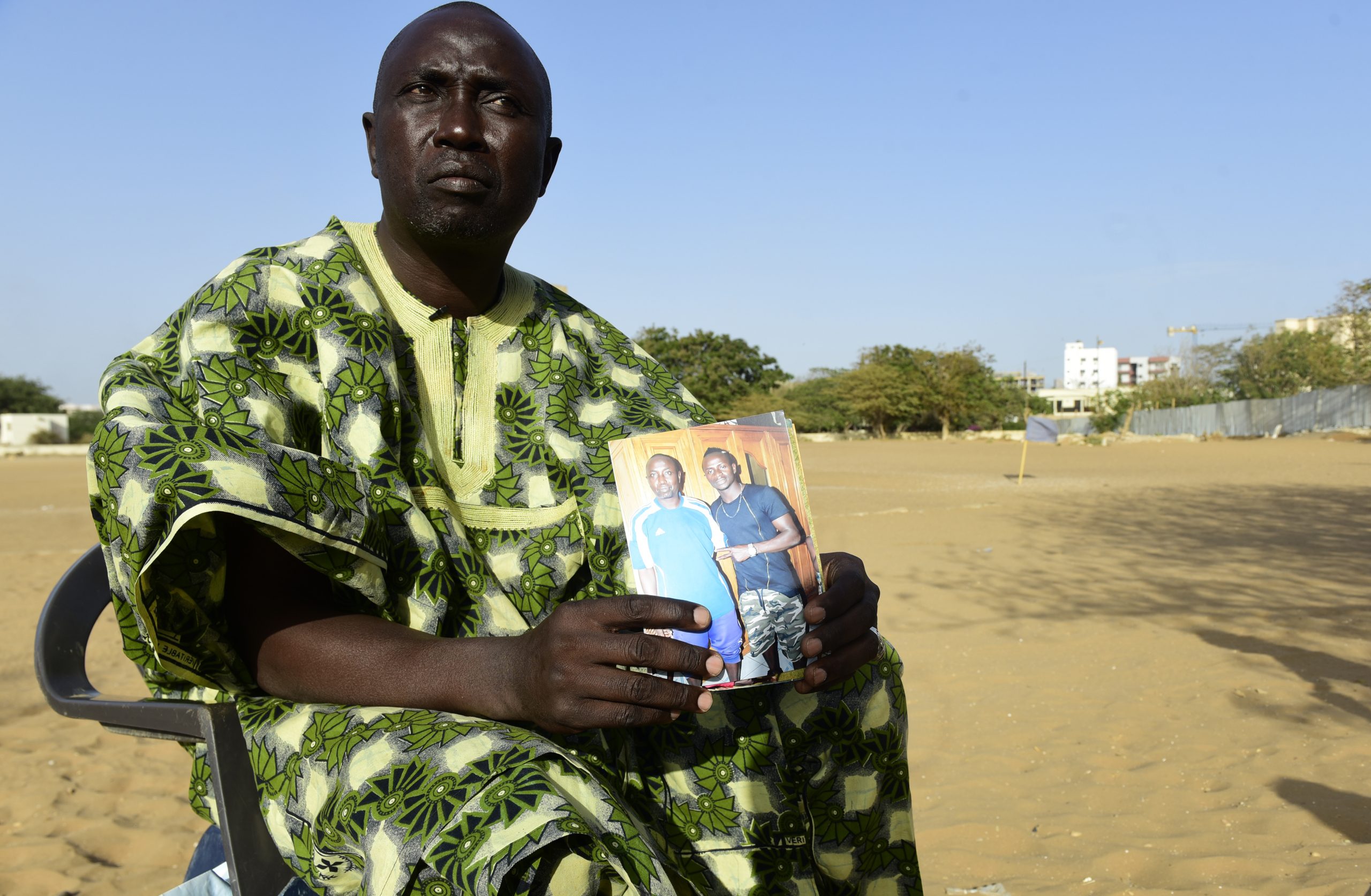 عمدة قرية بامبالي السنغالية يحمل صورة ساديو ماني - gettyimages
