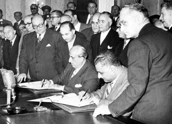 ويكبيديا/ شكري القوتلي خلال التوقيع على ميثاق الوحدة بين سوريا ومصر
