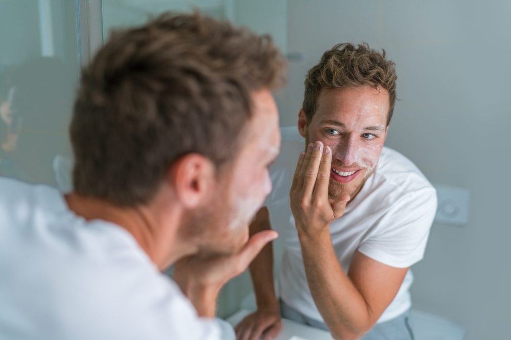 الأسباب الوراثية قد تؤدي لظهور حب الشباب في عمر متأخر - ShutterStock
