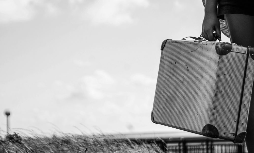 الغربة والهجرة والسفر/ shutterstock