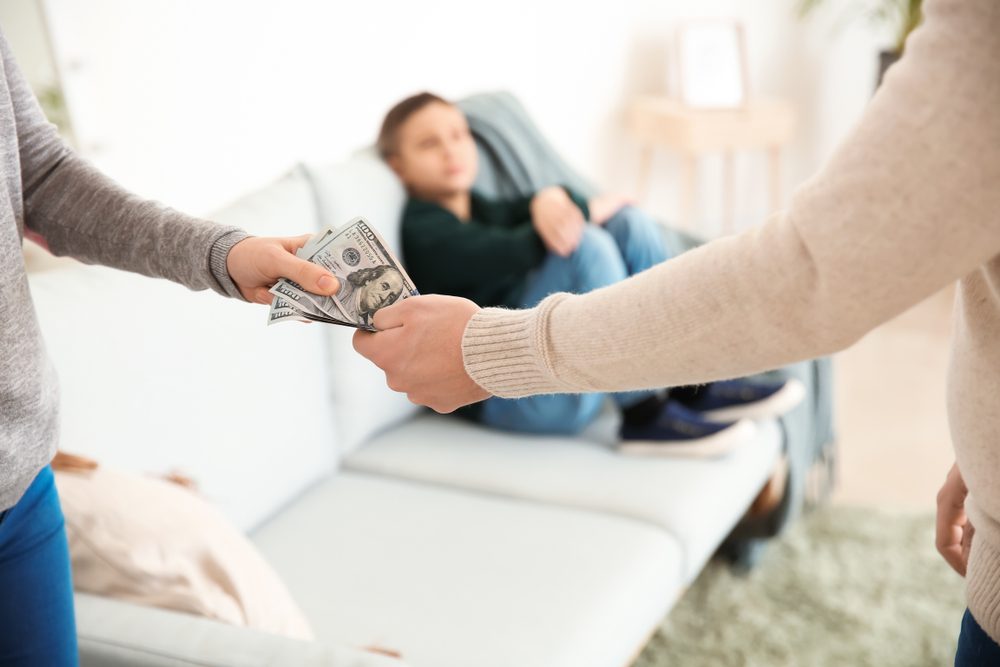 حق الأولاد في النفقة يرتبط بأعمارهم وقدرة الأب المادية - ShutterStock