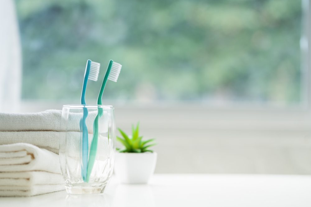 من الضروري حفظ فرش الأسنان عمودية في مكان جاف ومفتوح - ShutterStock