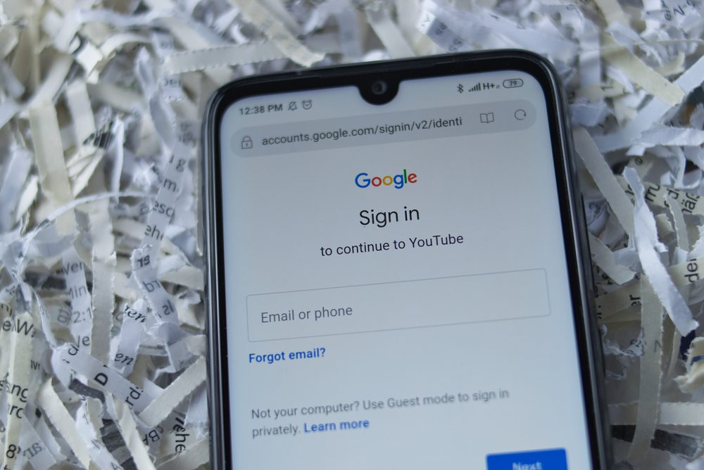 هل من الآمن استخدام حساب فيسبوك أو جوجل لتسجيل الدخول إلى مواقع أخرى؟ - Shutterstock