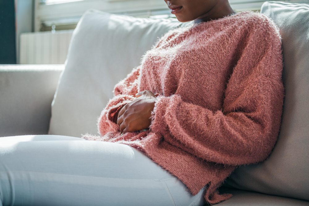 الوزن الزائد خلال فترة الحيض عادة ما يزول بنهايتها - ShutterStock