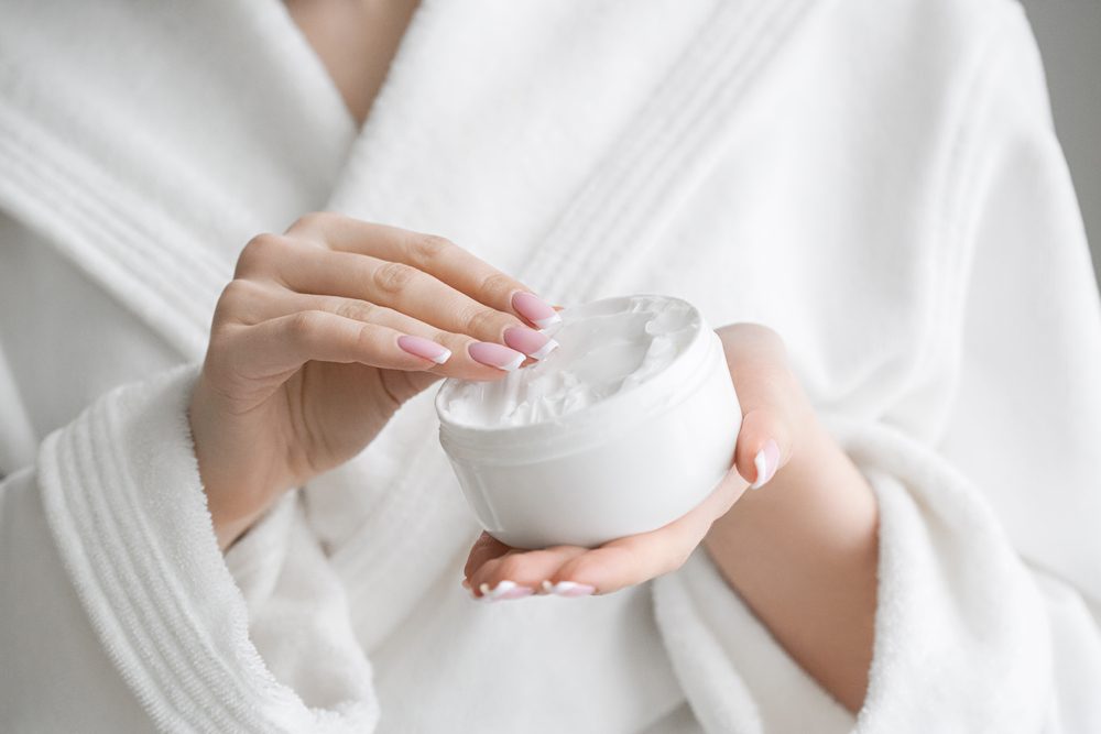 كريمات ترطيب الجلد لا تؤدي مهمتها بالضرورة - ShutterStock