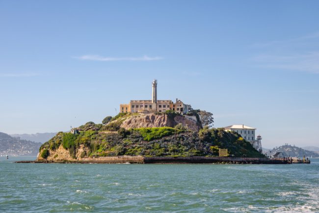 صنعوا دُمى تشبههم لخداع الحرّاس.. قصة “الهروب الكبير” بأدوات بدائية لـ3 سجناء من سجن ألكاتراز