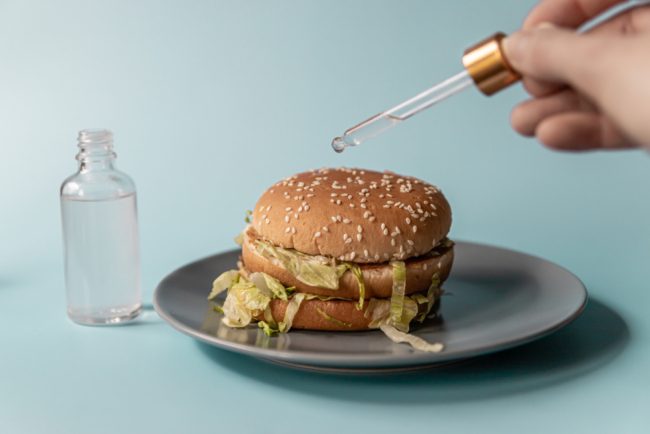 هل “النكهات الطبيعية” آمنة فعلاً؟ لا تدع اسمها يخدعك وهذا كل ما يجب عليك معرفته قبل الاستهلاك