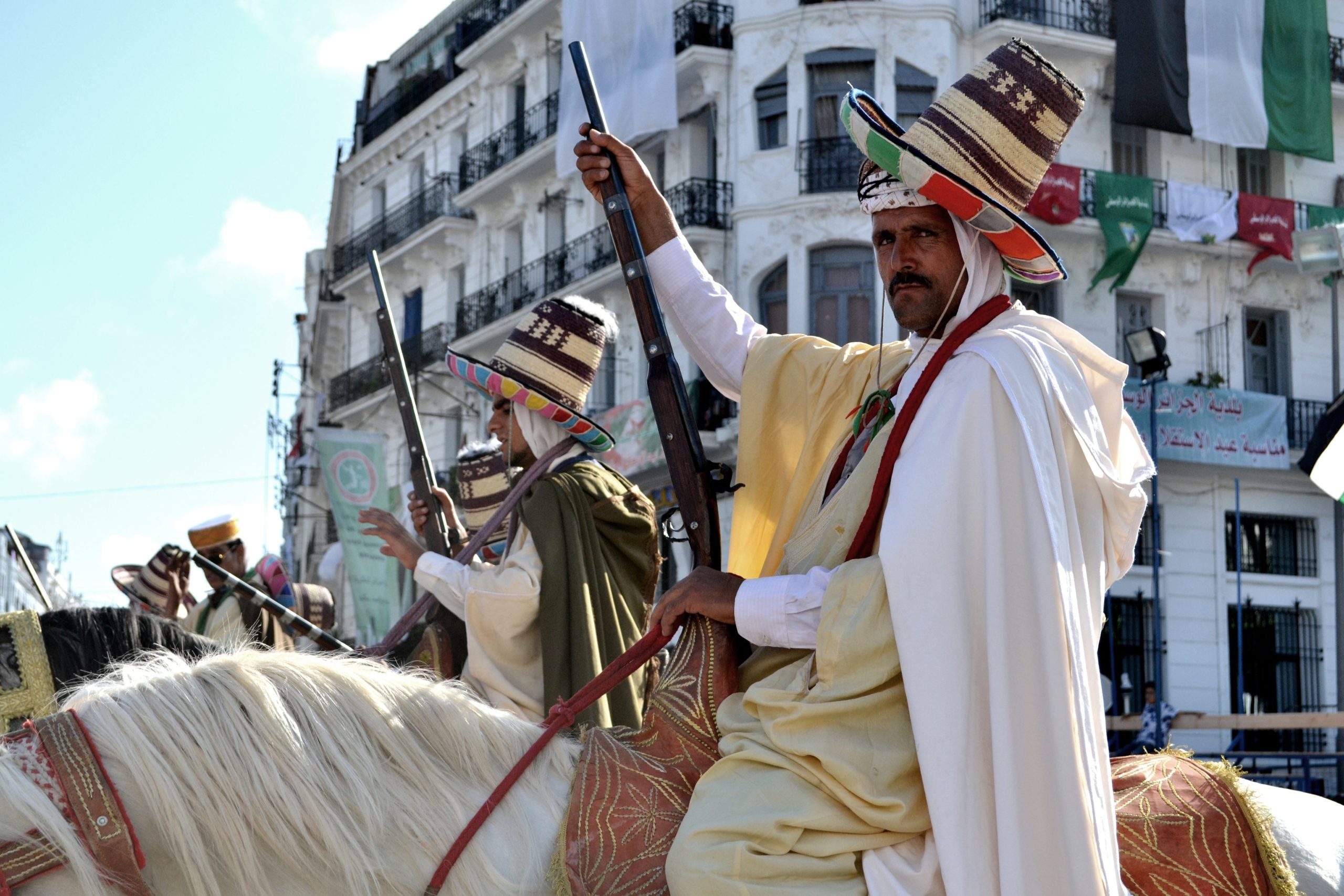 شرس، فائر الدم، متهوّر ووقح أحياناً.. لماذا شوّه الأدب والسينما صورة الجزائري؟