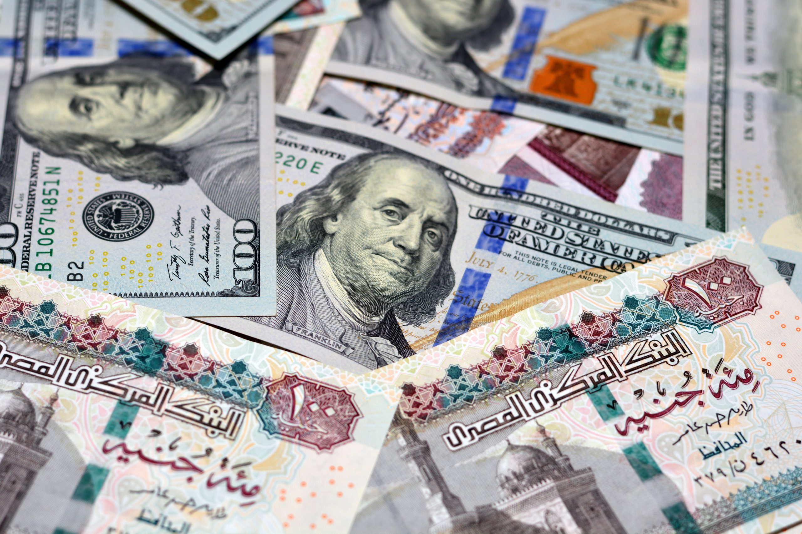 عجز الجهاز المصرفي مستمر و”الفجوة الدولارية” تتسع.. كيف تعالج الحكومة المصرية أزمة الاقتصاد؟