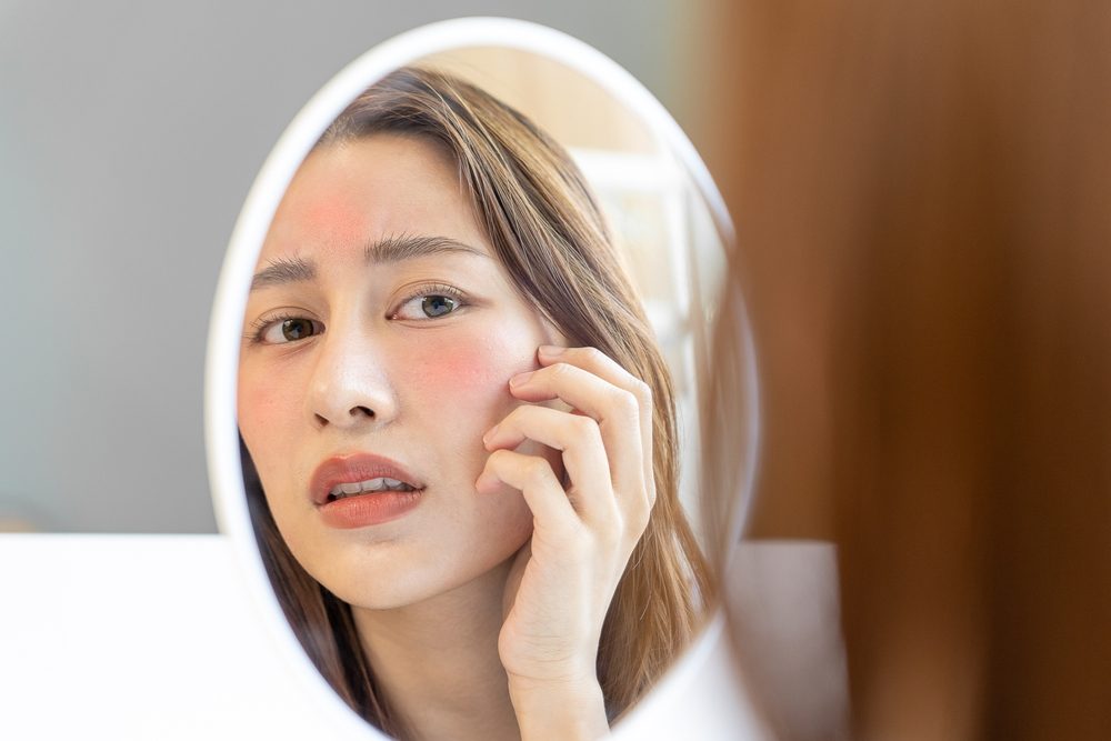 علاوة على أشعة الشمس، ضوء الأجهزة الأزرق يؤذي الجلد ويهددك بشيخوخة مبكرة - ShutterStock