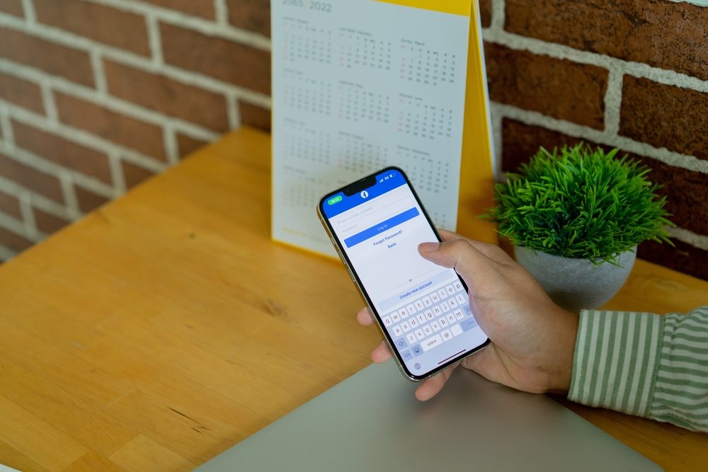 هل من الآمن استخدام حساب فيسبوك أو جوجل لتسجيل الدخول إلى مواقع أخرى؟ - Shutterstock
