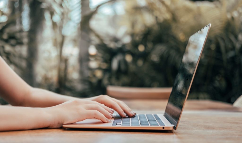 "كروم بوك" أم "ماك بوك"؟ هذه المقارنة تساعدك في اختيار الجهاز الأفضل لك