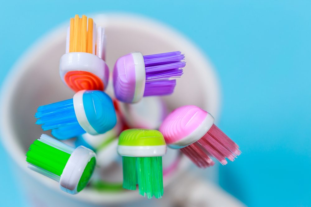 يجب أن تحفظ فرش الأسنان منفصلة عن بعضها في وعاء جاف - ShutterStock