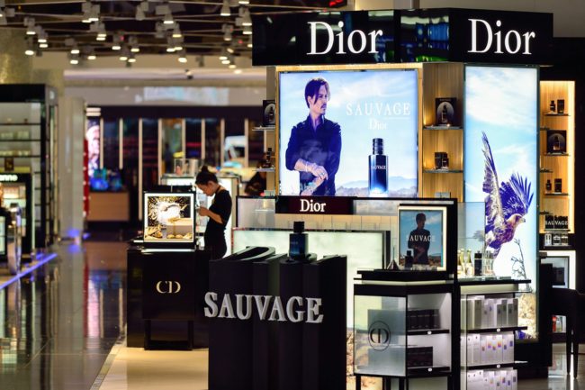 جوني ديب وجهاً دعائياً لعطر Dior.. كيف دعمت ماركة الأزياء الفرنسية النجم الأمريكي ثم حققت الأرباح؟
