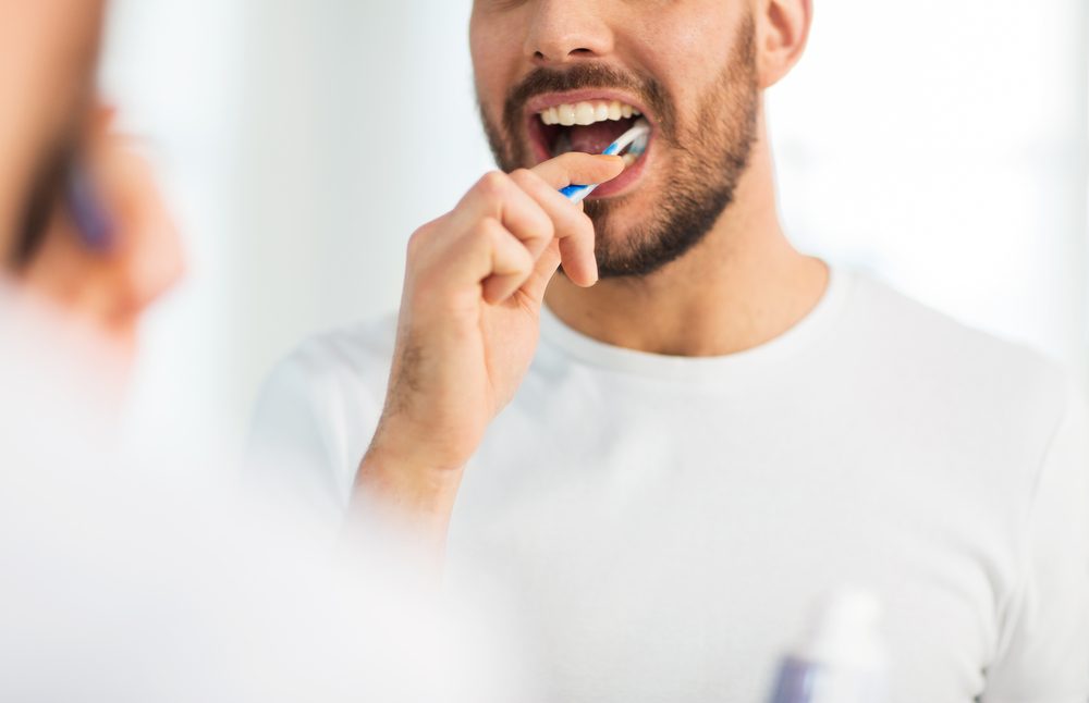 تنظيف الأسنان يومياً لا يكفي لكي تحصل على فم نظيف من الجراثيم - ShutterStock