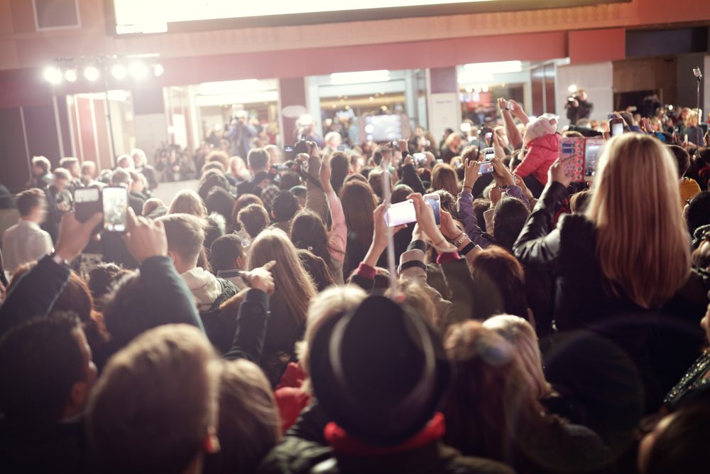 الصحف والمجلات ووسائل الإعلام المختلفة تحرص على متابعة تلك القضايا - ShutterStock
