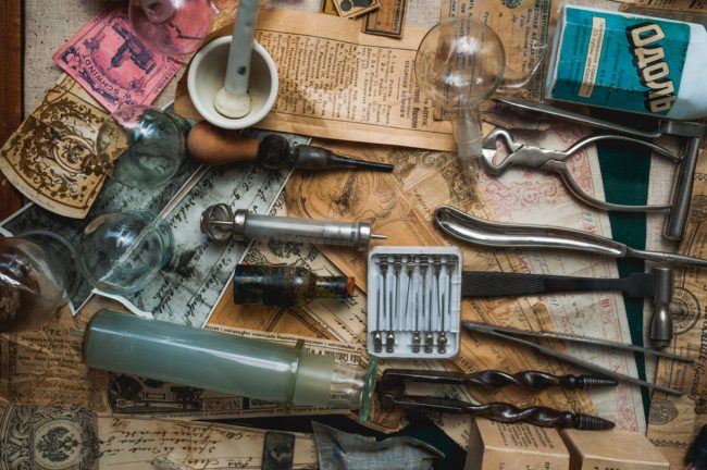 حقنوا المرضى بالملاريا والإنسولين ليدخلوهم في غيبوبة.. أغرب الطرق التي استُخدمت لعلاج الاضطرابات النفسية