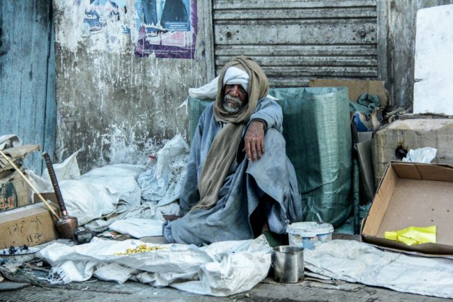 التضييق على “الجمعيات الخيرية الإسلامية” في مصر.. كيف يهدم النظام آخر سقفٍ يستر ملايين الفقراء؟