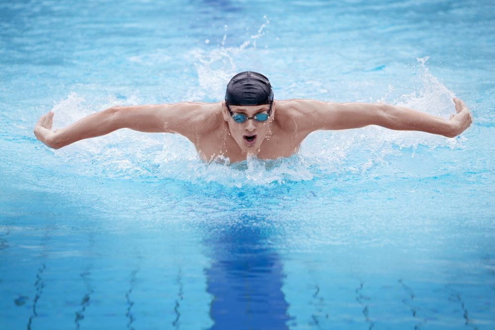إخراج الماء من الأذن\ shutterstock