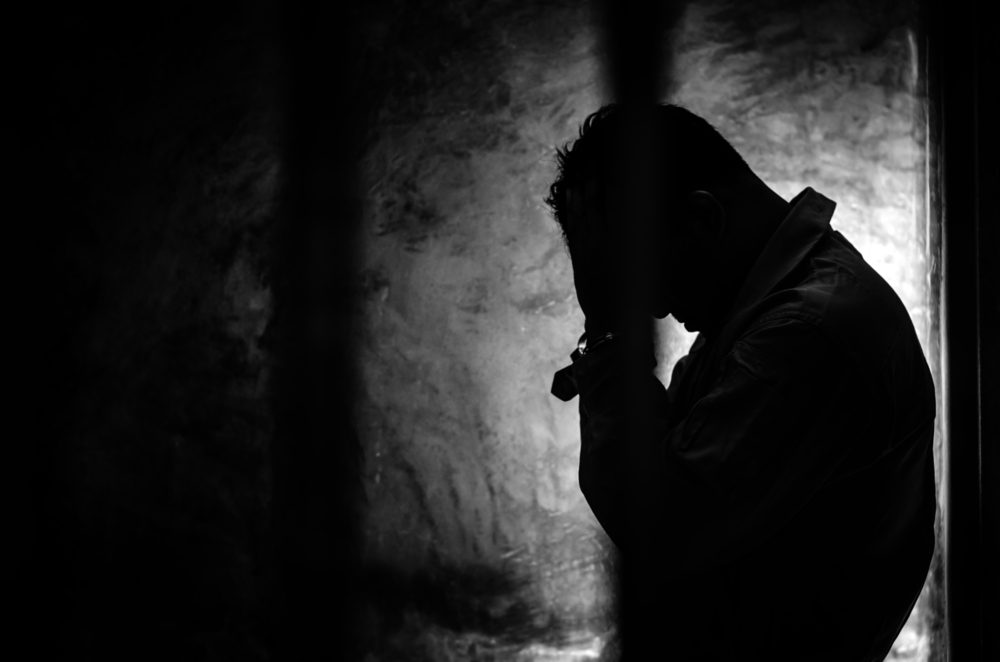 سجين في زنزانة/ shutterstock تعبيرية