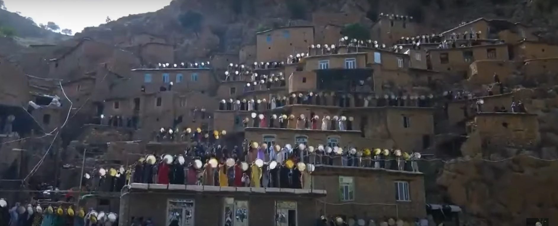 تجمعوا على أسطح المنازل وأنشدوا بصوت واحد.. فيديو في مدح النبي محمد يحظى بانتشار واسع