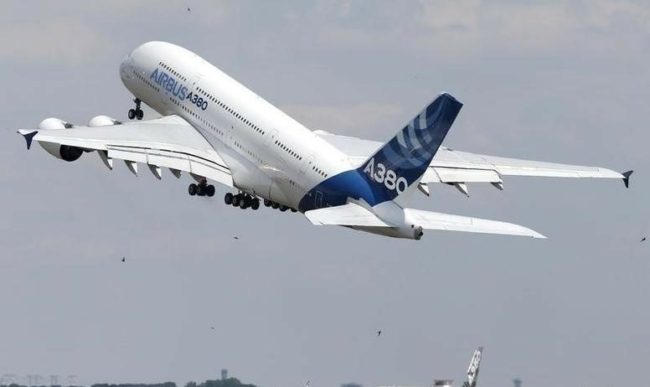 فشل بمهمته فاعتذر ثم انتحر! مساعد طيار قفز من الباب الخلفي بعد محاولة هبوط فاشلة