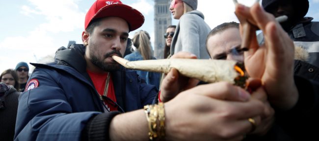 عمدة أوروبي يطالب بمقهى لتعاطي الحشيش! تعجّب من نفاق دولته ودعا لتقنين المخدرات وبيعها