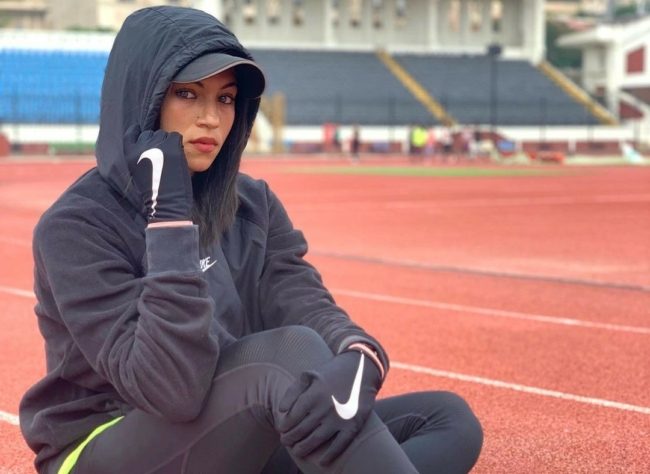 البطلة المصرية بسنت حميدة تبكي على الهواء، وتكشف سبب تقبيلها يد زوجها (فيديو)