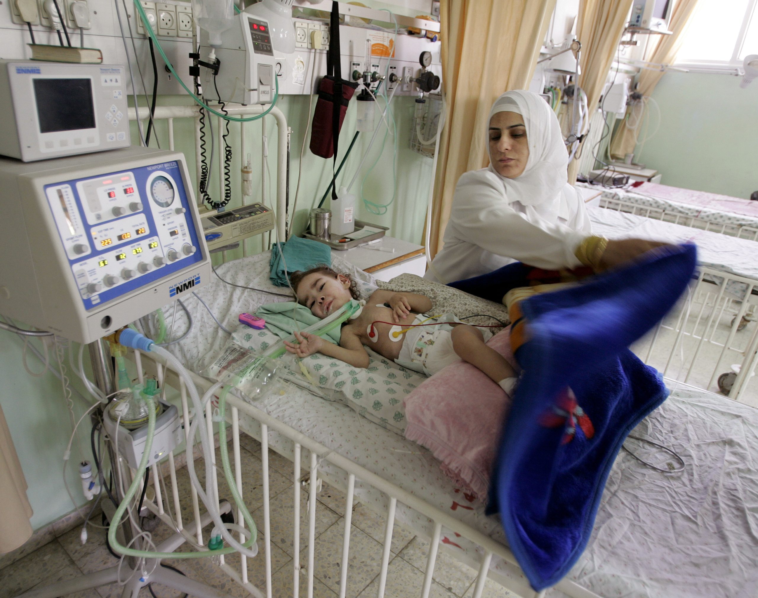 إسرائيل تعرقل علاج أطفال غزة بالخارج.. تقرير: عدد التصريحات الطبية المرفوضة تضاعف خلال العام الماضي