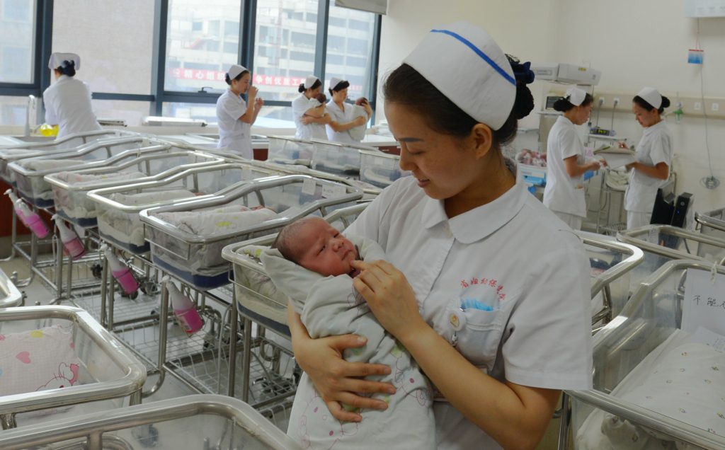 أطفال حديثي الولادة في الصين/ رويترز