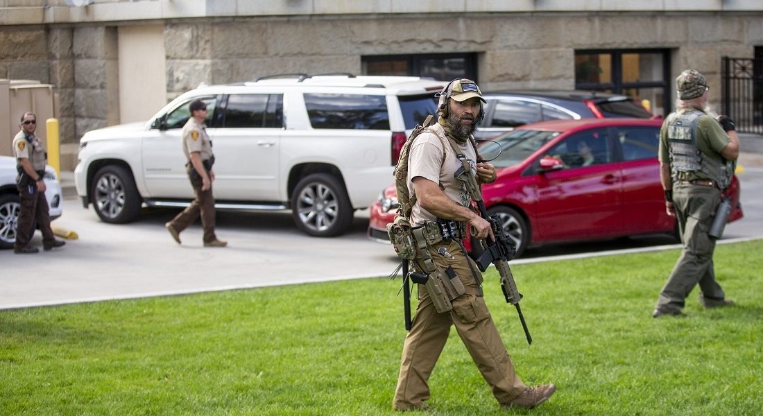 ظلا يتحركان لعقود بهوية طفلين متوفيَين.. أمريكا تعتقل زوجين بتهمة التواطؤ ضد الحكومة