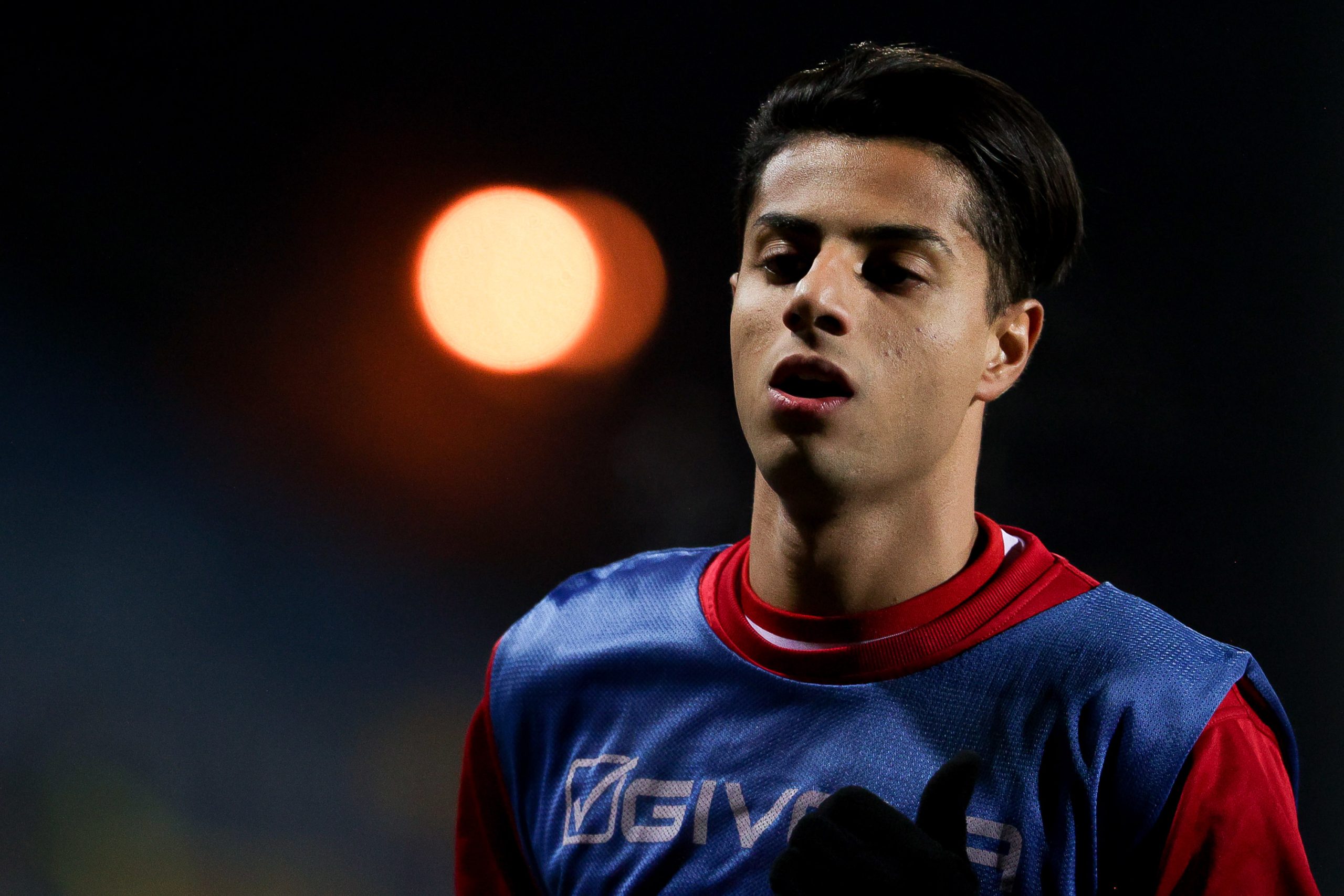 مِن نجم ميلان الإيطالي إلى “نهضة الزمامرة”! مَن تسبب في تدمير الموهبة المغربية هاشم مستور؟