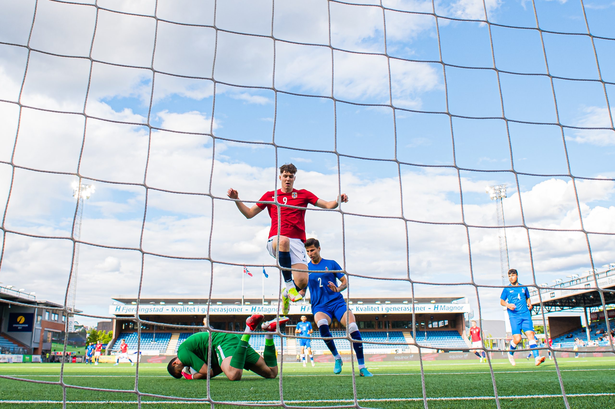 لاعب ينقذ زميله من حالة بلع اللسان (رويترز)