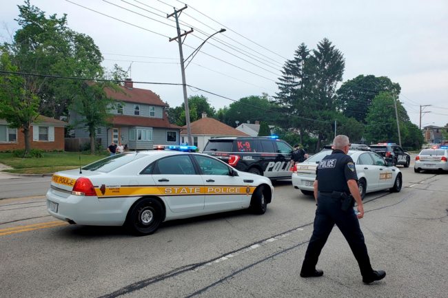 احتفال باستقلال البلاد يتحول لفاجعة بولاية أمريكية.. قتلى وإصابات في إطلاق نار على موكب جماهيري (فيديو)