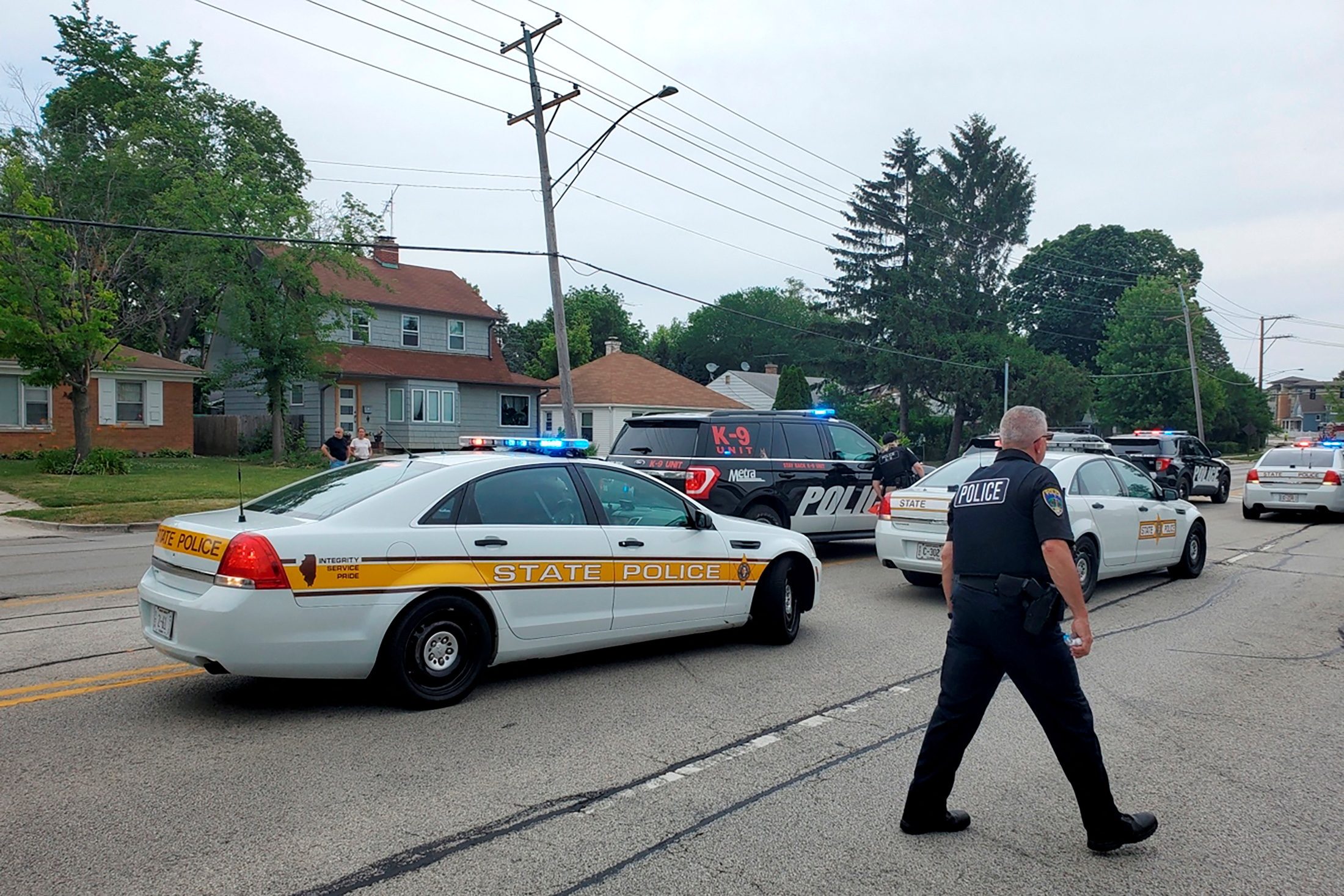 احتفال باستقلال البلاد يتحول لفاجعة بولاية أمريكية.. قتلى وإصابات في إطلاق نار على موكب جماهيري (فيديو)