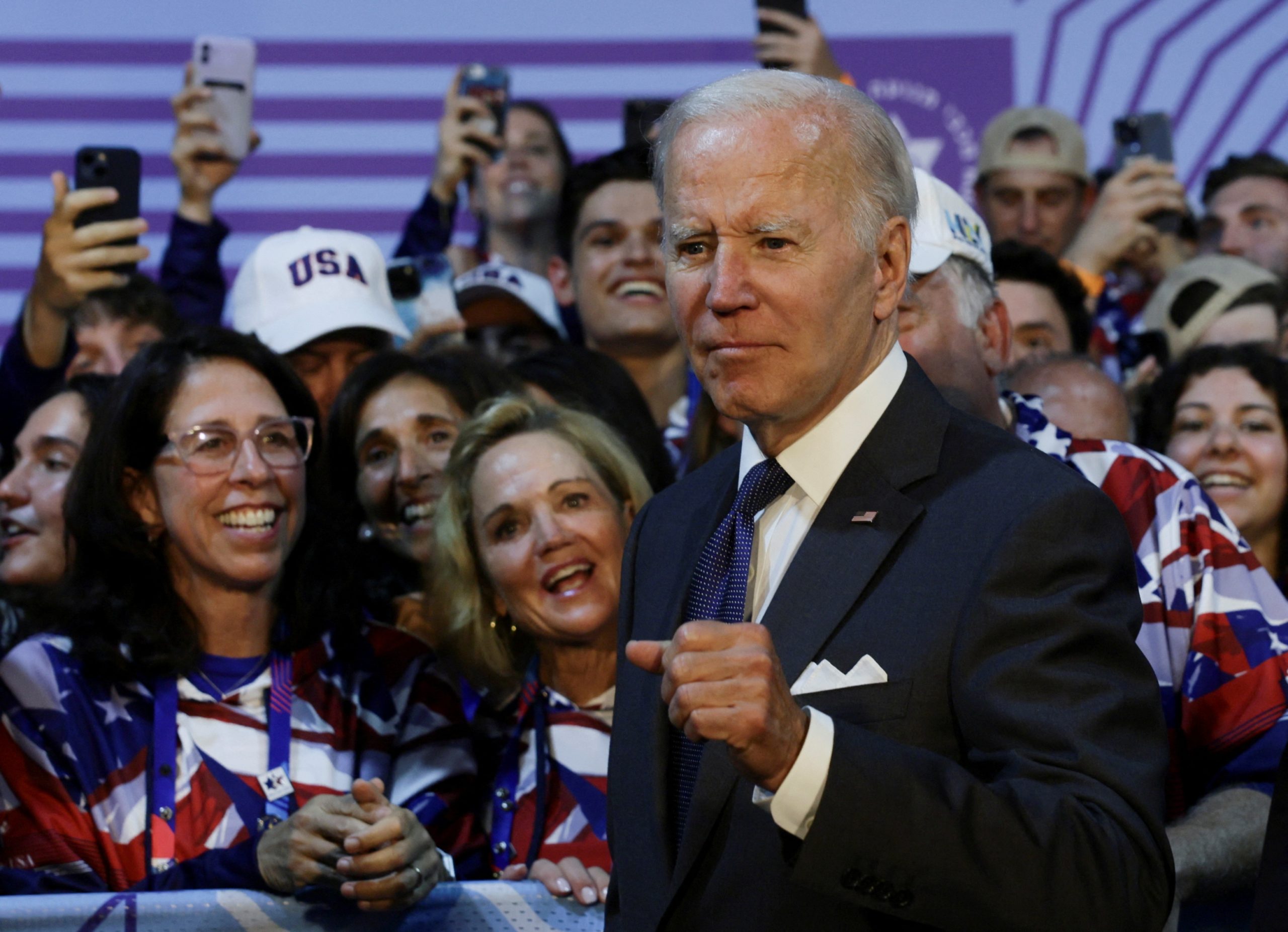 مغنية إسرائيلية تُحرج بايدن وترفض مصافحته! فيديو للرئيس الأمريكي يرجع خطوات للوراء بعد صدّها له