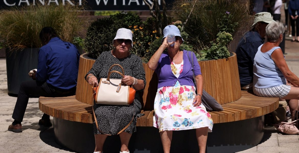 موجة حر غير مسبوقة تضرب شمالي أوروبا! بريطانيا تستنفر وفرنسا تُجلي الآلاف بعد حرائق غابات