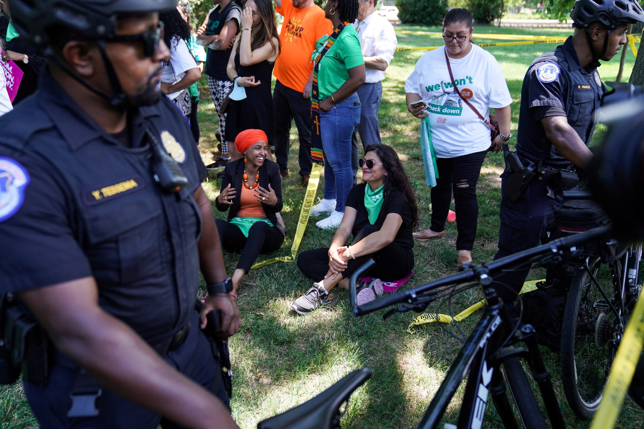 الشرطة الأمريكية تلقي القبض على الهان عمر ورشيدة طليب.. شاركتا في احتجاجات تخص الإجهاض (فيديو)