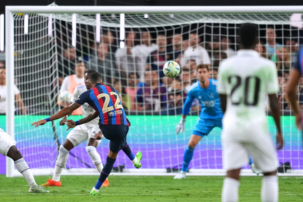 رافينيا يحرز أول أهدافه مع برشلونة في شباك ريال مدريد/ رويترز