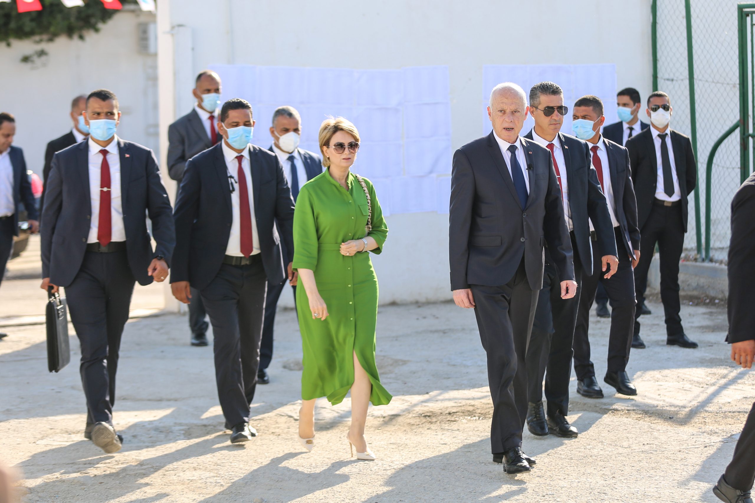 الرئيس التونسي قيس سعيد وزوجته في صحبة قوات الأمن خلال متابعة الاستفتاء على الدستور التونسي الجديد/ رويترز