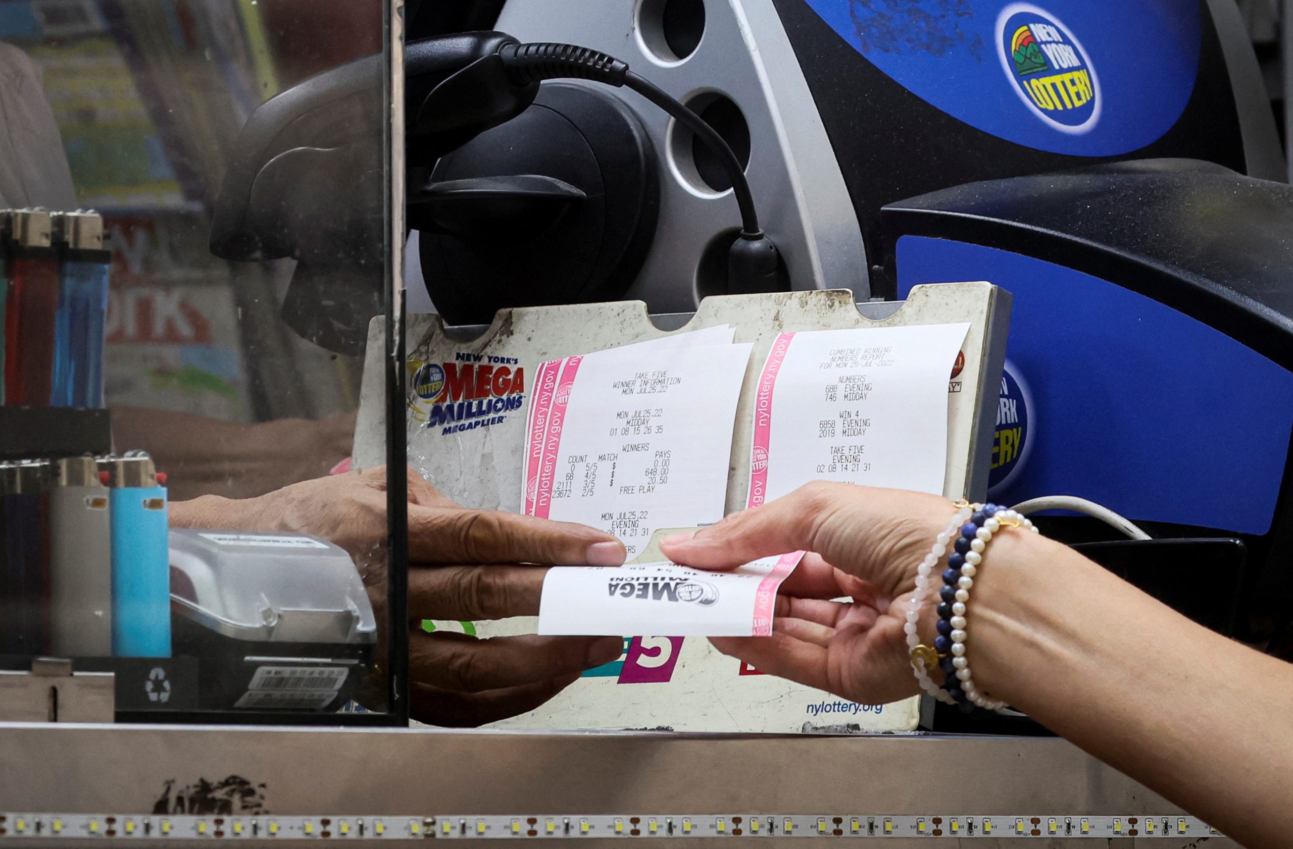 سيحصل صاحبها على أكثر من 1.33 مليار دولار! تذكرة تفوز بثاني أكبر جائزة يانصيب بتاريخ أمريكا