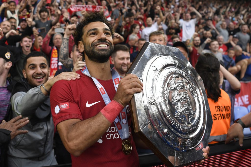 محمد صلاح يحتفل بالدرع الخيرية (رويترز)