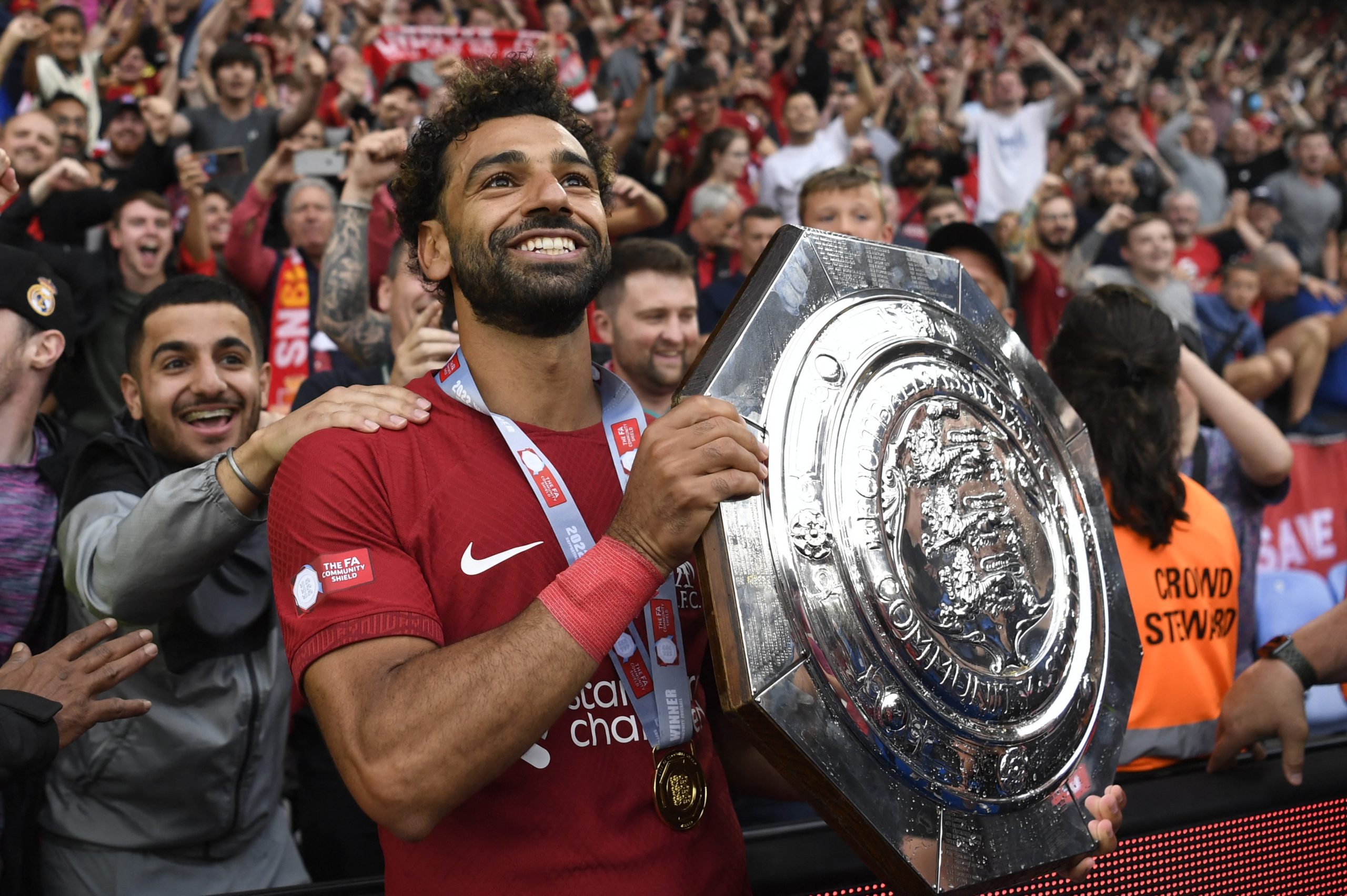 محمد صلاح يحتفل بالدرع الخيرية (رويترز)