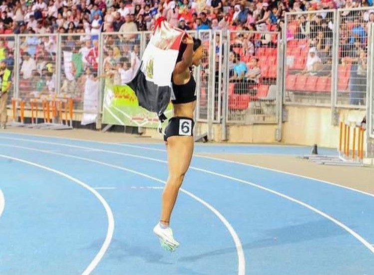 Instagram/ بسنت حميدة تقبل يد زوجها