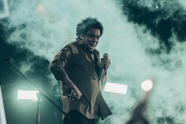 “يوتيوب” حذف الكليب وأكرم حسني متهم بالسرقة! تفاصيل أزمة أغنية محمد منير “لِلّي” (فيديو)