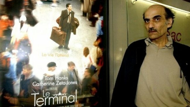 رحيل اللاجئ الذي جسّد “توم هانكس” شخصيته بـ”The Terminal”.. عاد إلى المطار حيث قضى 18 عاماً وتوفي هناك