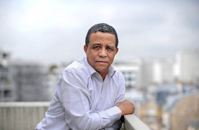 “ياسمينا خضرا”.. ما سر الهجوم والتخوين الذي يتعرَّض له الكاتب الجزائري العالمي؟