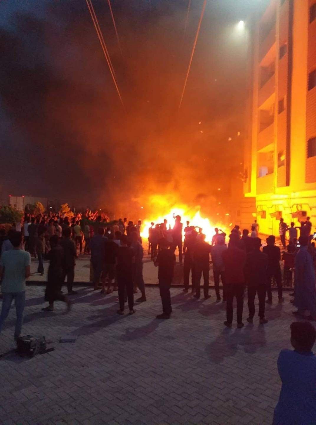 إضرام النيران في مبنى البرلمان بطبرق الليبية / الأناضول
