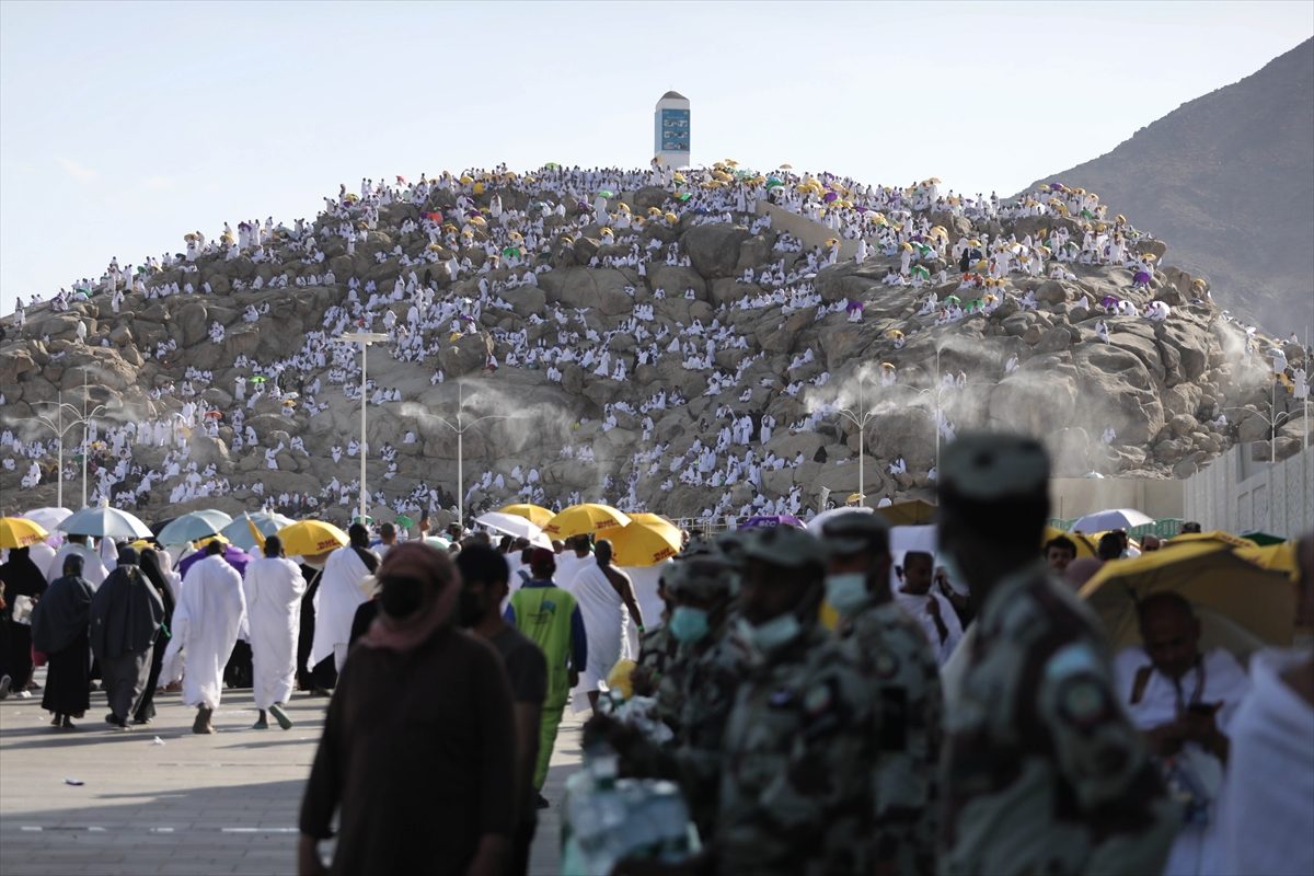 مشاهد روحانية لحجاج بيت الله من جبل عرفات.. سعادة غامرة بأدائهم الفريضة بعد سنتين من الانقطاع (صور)
